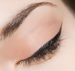 Татуаж глаз представляет собой специальную технику нанесения краски для имитации косметического макияжа для глаз. Такая технология может быть использована для скрытия дефектов и шрамов на лице, а также улучшения формы глаз.